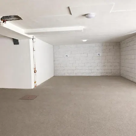 Onyx With Free Private Garage + Ac *